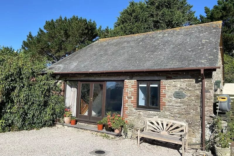 Beautifully situated comfortable cottage and pottery, a perfect holiday base