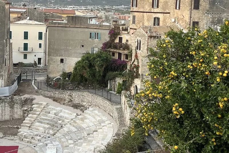 Bright and airy apartment in the cozy old town of Terracina