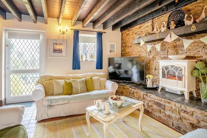 3 bedroom accommodation in Gowerton, Gower