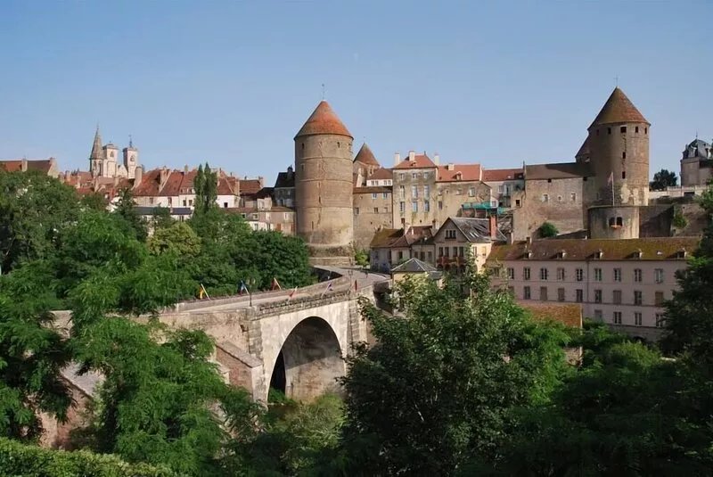 COMFORT air-conditioned house with garden, terrace in Medieval City in Burgundy