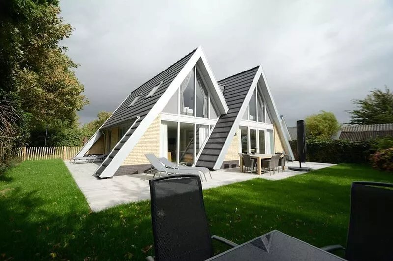 Luxury holiday home by seaside and dunes
