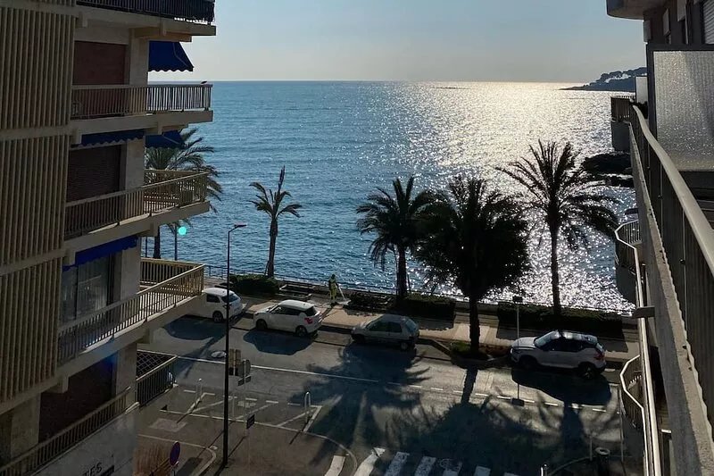 VERY NICE 2 ROOMS BY THE SEA