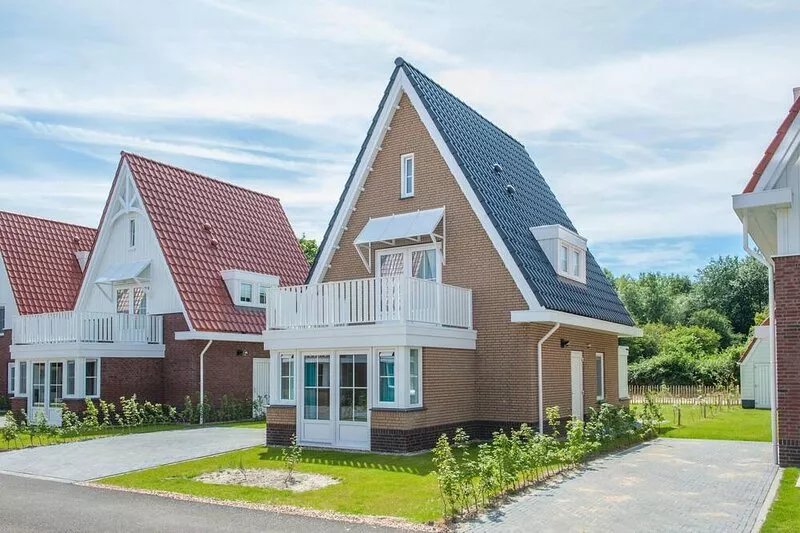 Luxurious stately villa with 4 bathrooms, 1km from the beach