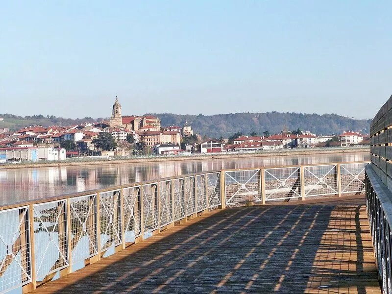 Air-conditioned apartment, near beach and mountains, 1 bedroom, sleeps 2