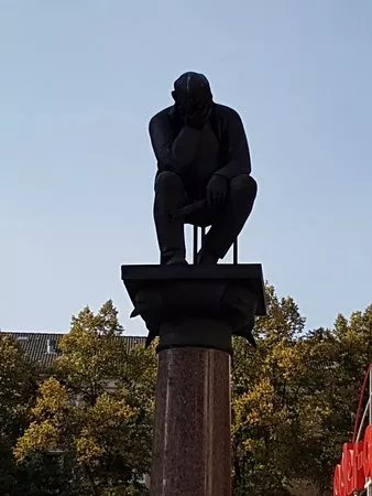 Der Sinnende Sitzende