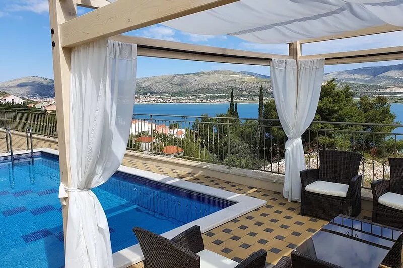 Luxury villa with pool in a quiet location in green surroundings Top sea view