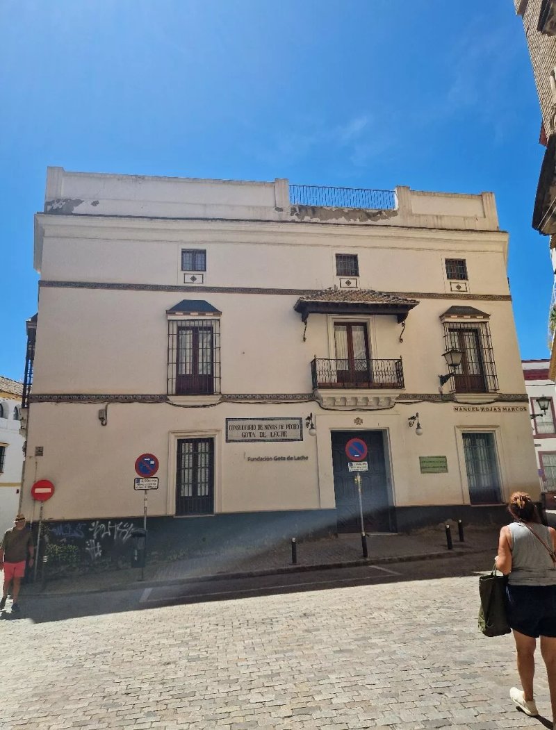6 Calle Manuel Rojas Marcos Building