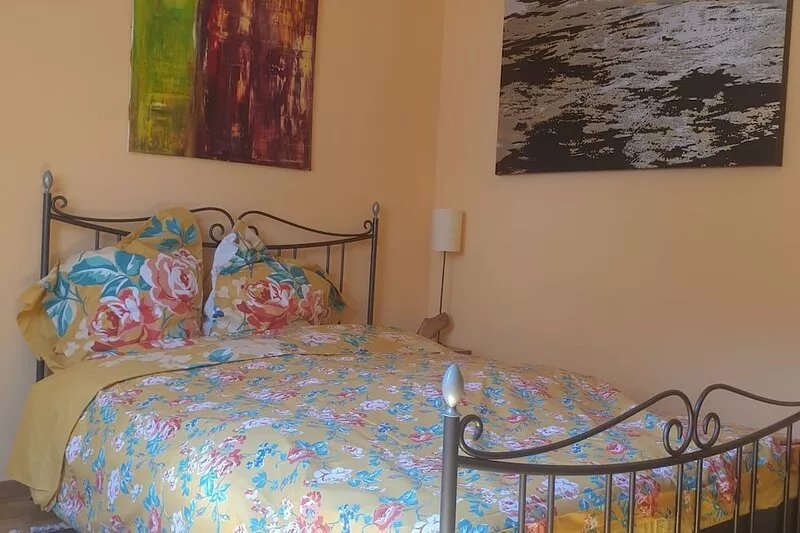 Three rooms with private bath in a lovely den in Geneva's centre