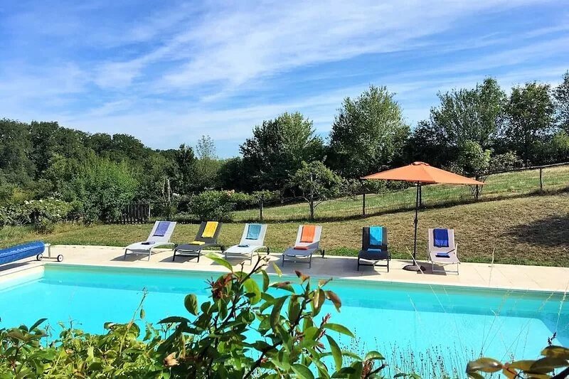 Typical touraine farm in rural surroundings with lake, woods and swimming-pool.