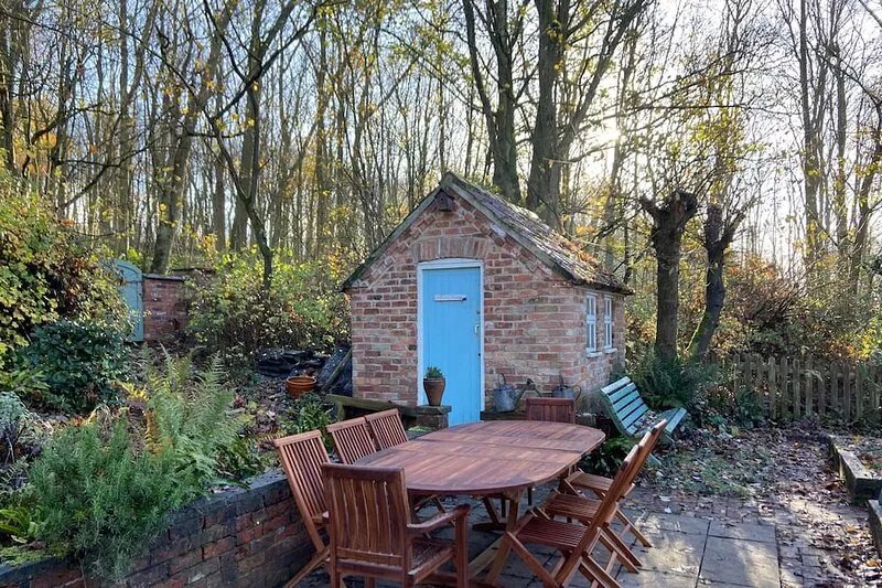 SUNNY COTTAGE, pet friendly, character holiday cottage in Grantham