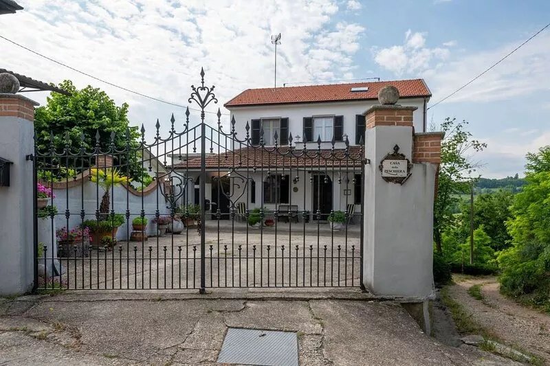 Beautiful private villa for 6 guests with terrace, pets allowed and parking