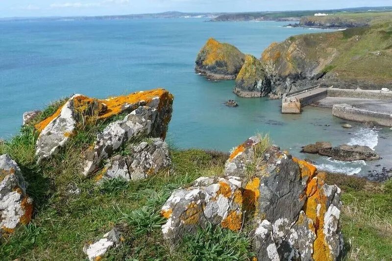 3~Short walk~Beach~Pubs~Shops: Chlorine safe Pool and Hot tub, Games room, WiFi