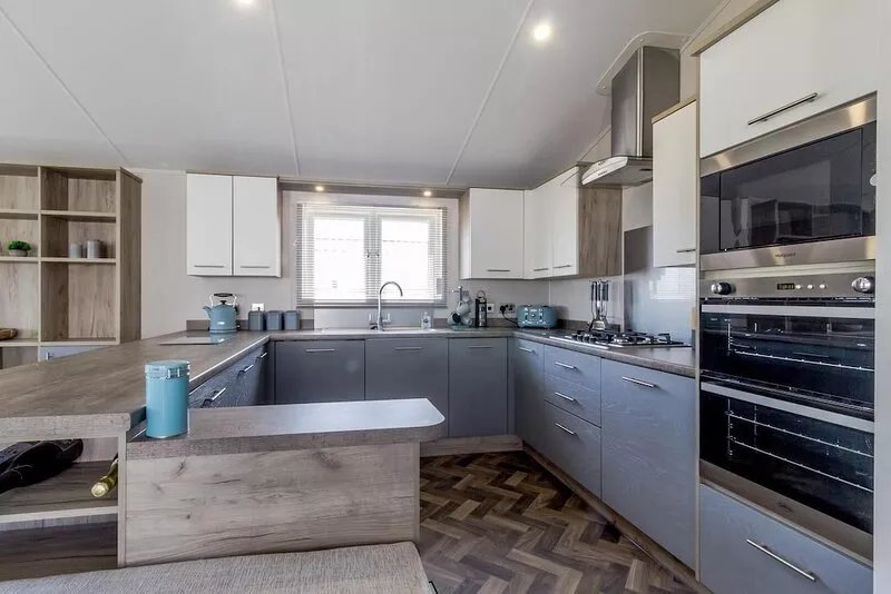 Stunning 6 berth lodge with full sea views in Suffolk ref 68007CR