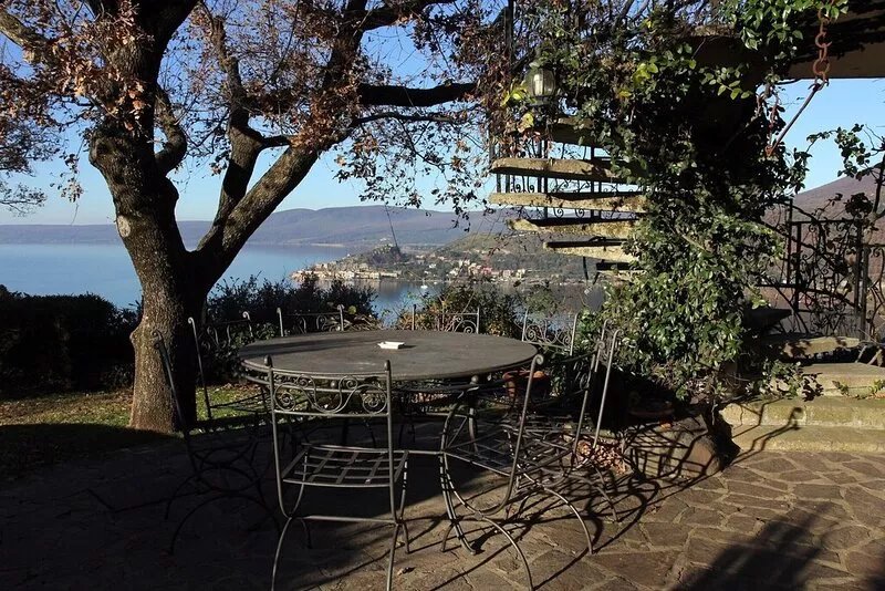 Villa, incredible lake view, swimming pool and private beach in Trevignano