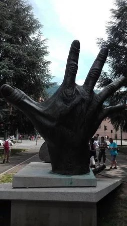 Monumento Le Mani