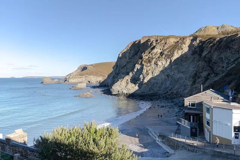 This lovely property sits above the beautiful sandy beach at Trevaunance Cove.