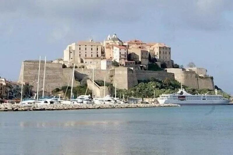 Calvi T2 apartment in beautiful building recently Seafront and Port