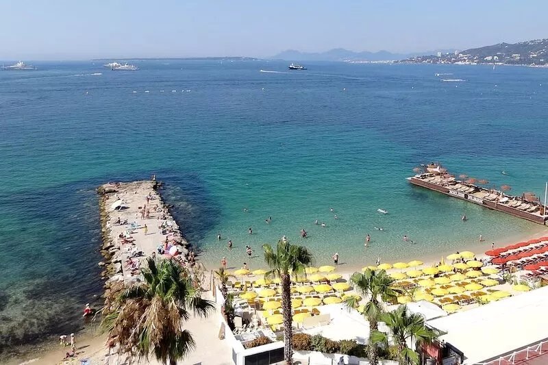 Juan les pins Center facing the sea, large 2 bedrooms apartment with parking