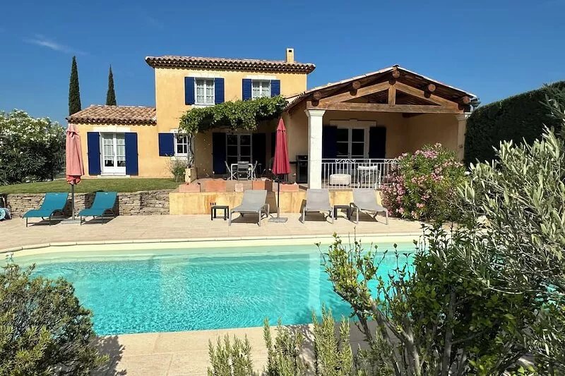 2010 Villa comfortable, air conditioned, private heated pool in prime location