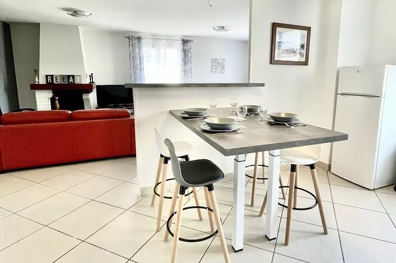 Charming house of 90m² ground floor renovated, in the district of La Chaume