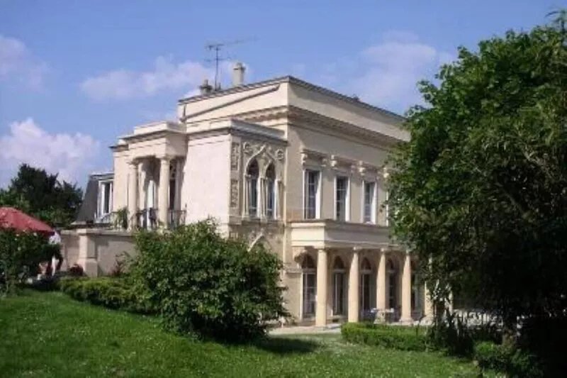 Beautiful mansion in Van-Gogh country