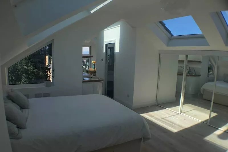 Spacious self-contained loft apartment w/ kitchen