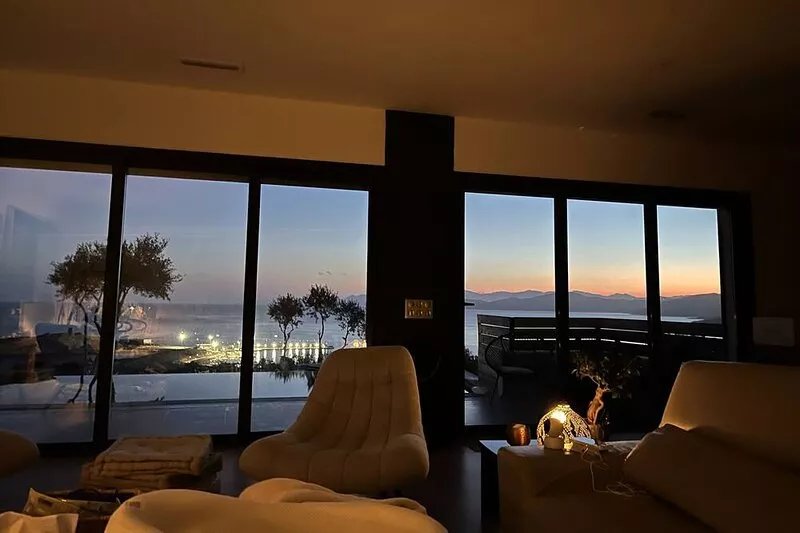 Modern villa with sea and mountain views 600m from the city center