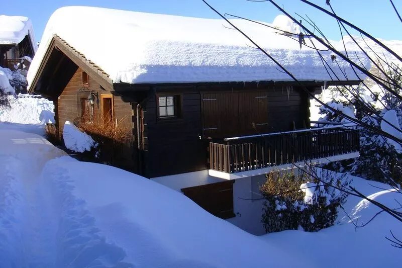 Delightful detached chalet close to ski lift and centre of Haute Nendaz village.