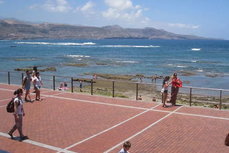 Apartment on the beach. Direct views of the sea. New.
