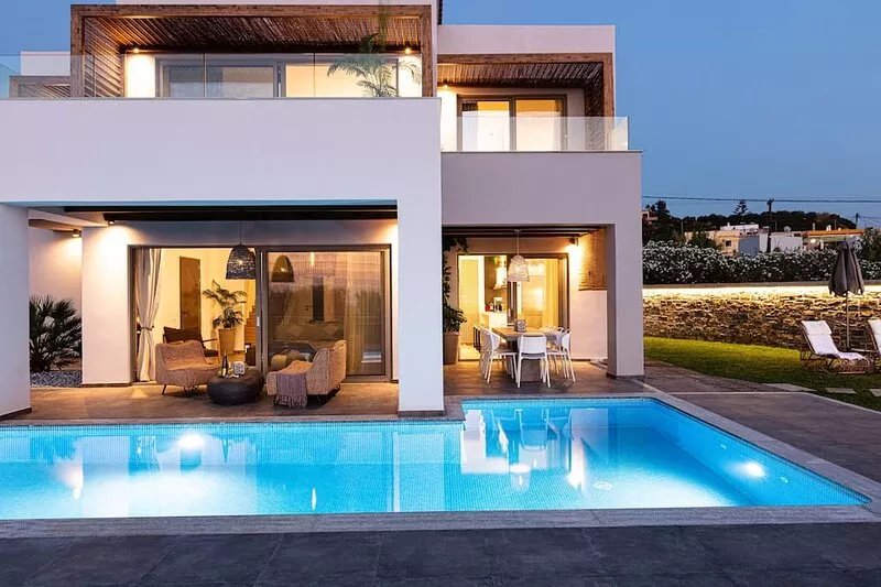 Villa Walking Distance to the Beach with 50m2 Private Heated Pool & hot Tub!