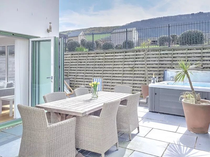 1 POINT VIEW - Luxury Apartment with Private Hot Tub / near Croyde Bay