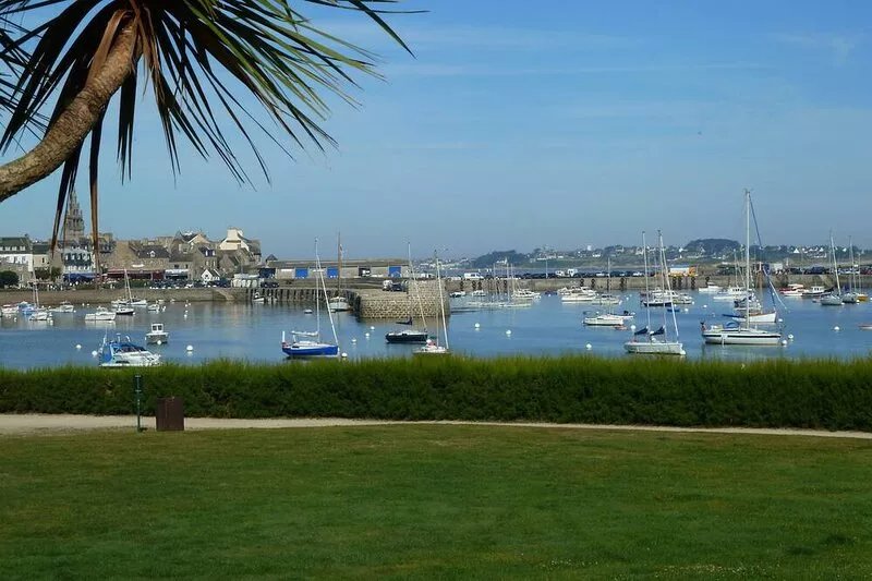 bright, contemporary new villa 2 minutes from beautiful beaches