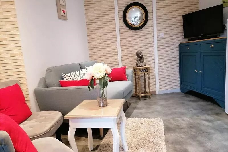 4-person gîte with spa and sauna near Angers