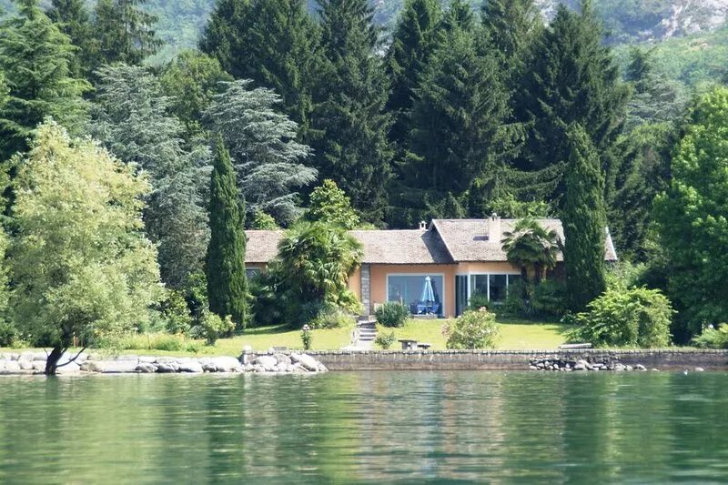 Lakefront Villa, in its own 5 acre parc at the lake, private sandy beach