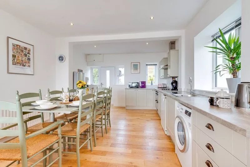 Maes Teg - Four Bedroom House, Sleeps 8