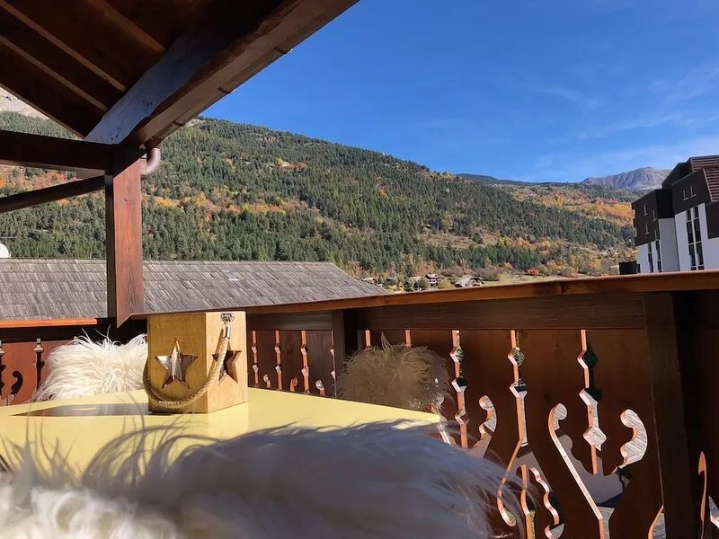 Warm and comfortable chalet-style app at the foot of the slopes