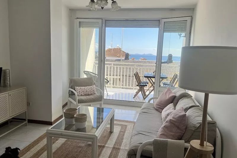 Apt Sanxenxo one minute from the beach, views with garage and elevator. 8 pax