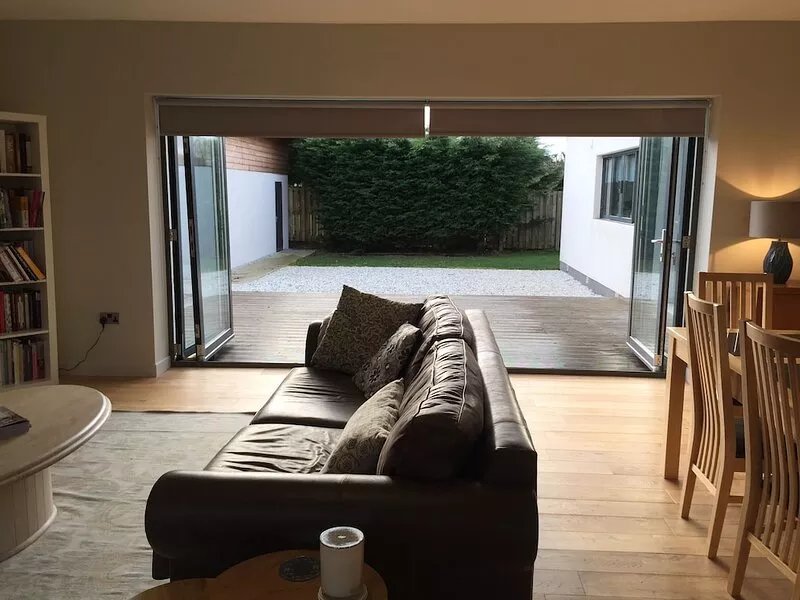 Modern 2 bedroom luxury accommodation, close to the beach