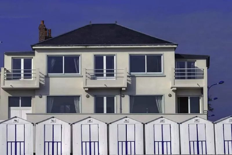 Beautiful 4* villa on the sand, feet in the water, stunning bay views