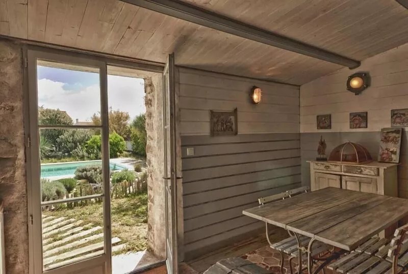 House with garden and swimming pool