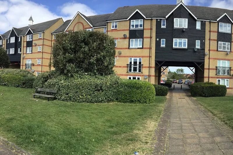 River  View Studio Apartment 4 min walk to beach  & 1 hour to London
