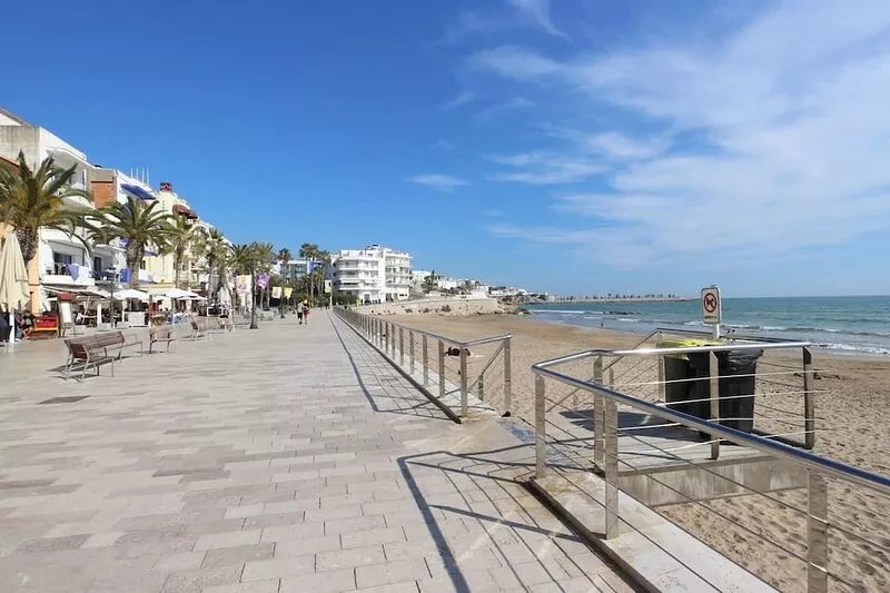 Apartment Alegria right by the Beach in Sitges