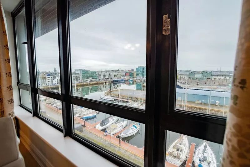 Penthouse with private rooftop terrace. Walk to everywhere of interest in 5 mins