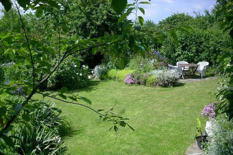 Complete flat with garden use