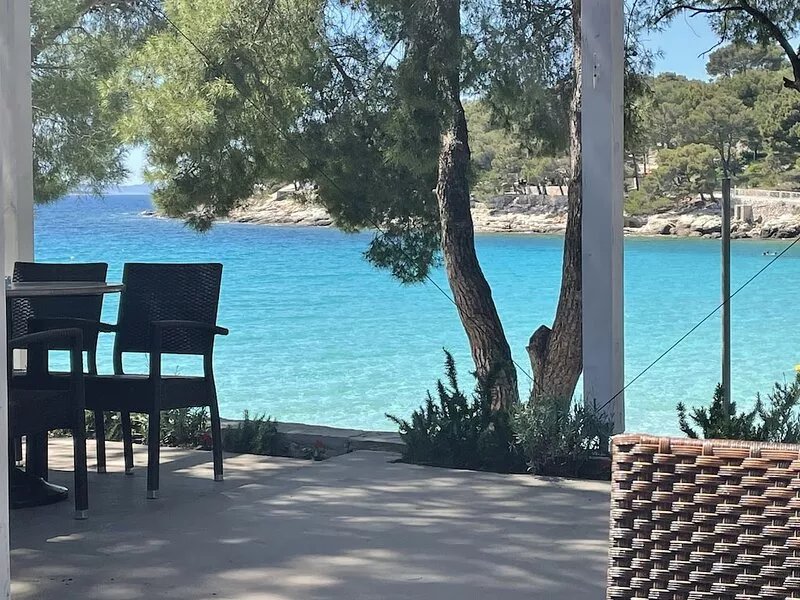 1 or 2 apts (4/8 people) next to each other beach, pool, fantastic Kornati