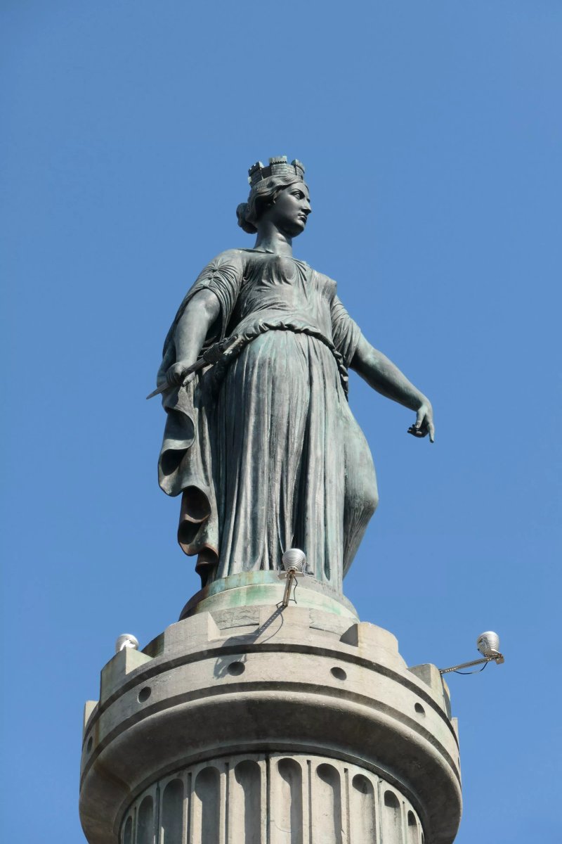 Colonne Commemorative Du Siege De 1792 Ou Colonne De La Deesse
