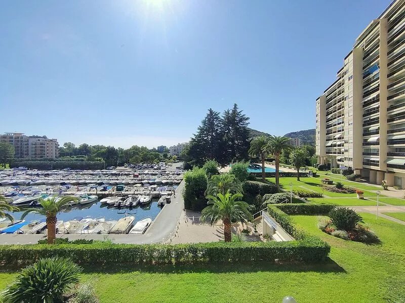 Magnificent 2-room apartment with marina view near the sea