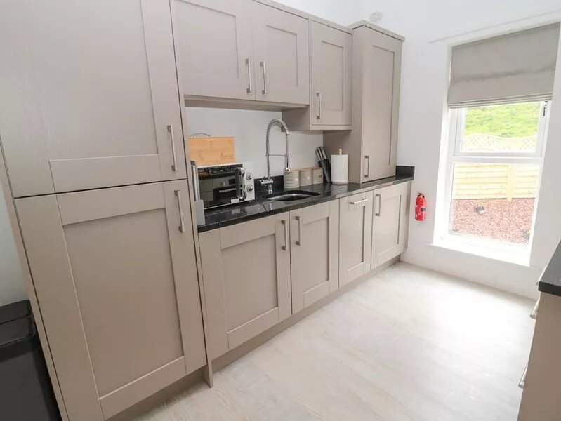 SUMMER ROSE, pet friendly, country holiday cottage in Craster