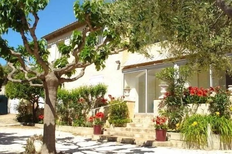 Large ground floor of a villa in the village, near the sea