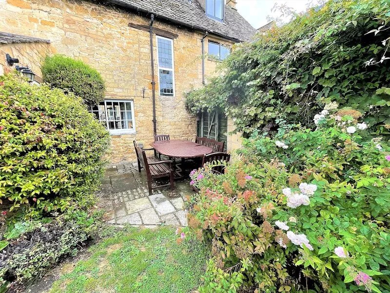 Pitchers is a Grade 11 Cotswold Stone House in the centre of Chipping Campden.
